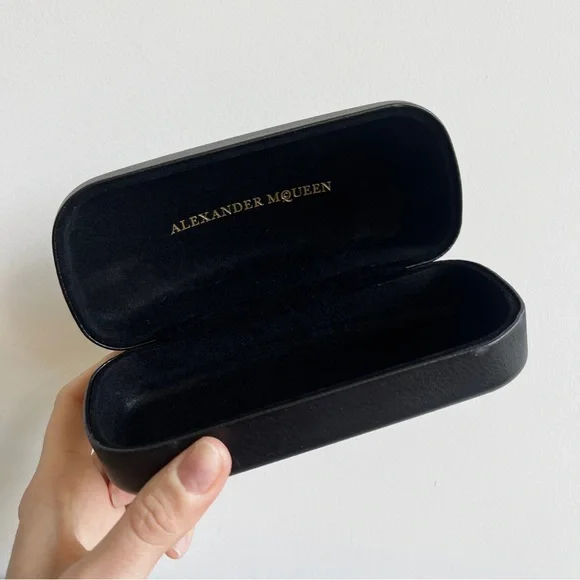 Alexander McQueen sunglasses

with case ALEXANDER MCQUEEN Sunglasses Black Case And Dust Bag | eBay main image 4
